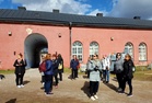 Kävelykierroksella tutustuttiin Suomenlinnan historiaan